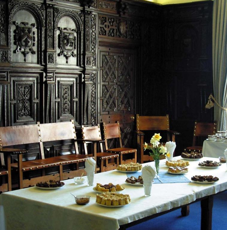 Gregynog Hall Pension Tregynon Buitenkant foto